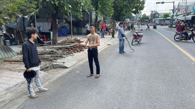 Mâu thuẫn khi đá bóng, 8 thanh niên bị bắt
