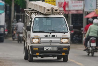 Tài xế chở cọc bê tông trên nóc xe bị phạt gần 12 triệu đồng