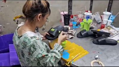 Cận cảnh xưởng sản xuất dép giả hiệu Nike, Adidas, Crocs, Gucci ở vùng ven