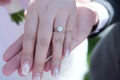 Kết hôn tại trường, được tặng hẳn nhẫn kim cương