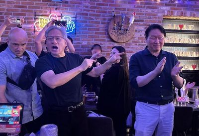 Vị tỷ phú trả tiền cho bữa 'gà bia' với CEO Nvidia