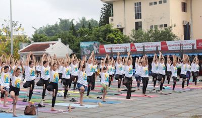 Gần 500 người đồng diễn chào mừng Ngày Quốc tế Yoga tại Điện Biên