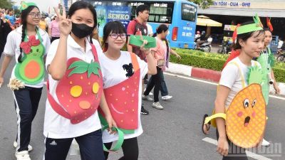 Trên 900 người mang trang phục các loại trái cây chạy bộ đồng hành cùng lễ hội