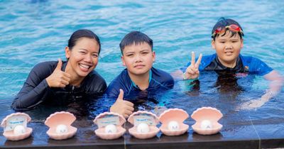 Trẻ em học bơi cùng kình ngư Ánh Viên trong chương trình trải nghiệm hè