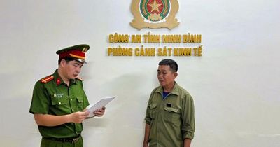 Mang thuyền ra sông hút cát về bán, 1 người đàn ông bị khởi tố
