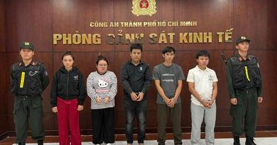 Công an TPHCM bắt vợ chồng chủ xưởng giày cùng 3 nhân viên