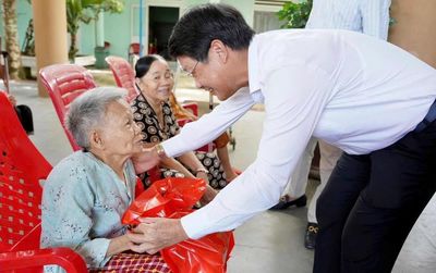 Phó Bí thư Thành ủy Đà Nẵng Ngô Xuân Thắng thăm, động viên người cao tuổi