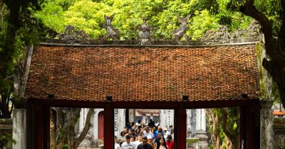 Sĩ tử đổ về Văn Miếu cầu may, háo hức nhận 'xoài Đăng khoa' trước thềm kỳ thi tốt nghiệp