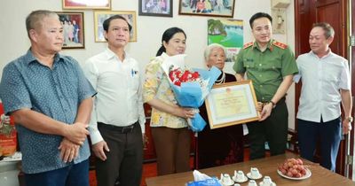 Đoàn đại biểu TPHCM thăm hỏi, chúc thọ các cá nhân tiêu biểu trên 90 tuổi