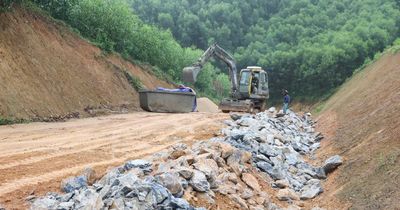 Gian nan trên tuyến đường 'nắng bụi, mưa bùn' ở Nghệ An