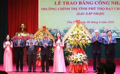Trường Chính trị Phú Thọ đón Bằng công nhận đạt chuẩn mức 1