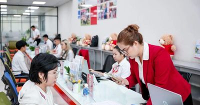 Thí sinh, phụ huynh liên tục đến UEF đăng ký học bạ trước kỳ thi tốt nghiệp THPT