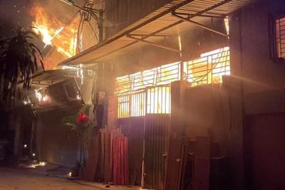 Hà Nội: Xưởng gỗ ở làng nghề Liên Hà bốc cháy ngùn ngụt