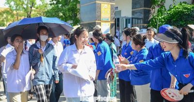 'Áo xanh' đồng hành 51.000 sĩ tử ở Thanh Hóa vượt vũ môn