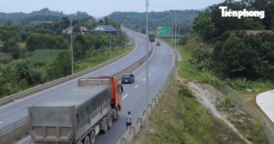 Thót tim cảnh người đàn ông thường xuyên đi bộ trên cao tốc, xe chạy tốc độ cao phải né