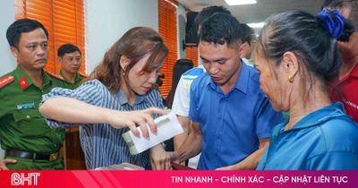 Người dân phấn khởi nhận tiền bồi thường dự án đường Xô Viết Nghệ Tĩnh kéo dài