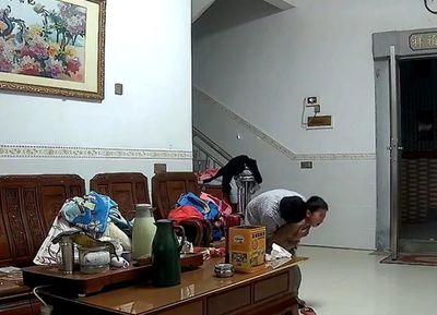 Bé 6 tuổi hóc kẹo nguy kịch, anh trai 11 tuổi ra tay cứu em trong tích tắc