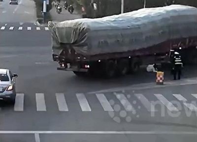 Cảnh sát lao tới kéo người phụ nữ khỏi gầm xe tải trong gang tấc