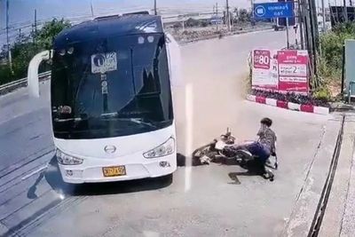 Cô gái lọt vào gầm xe buýt sau cú ngã xe máy, thoát chết trong gang tấc