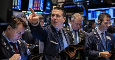 Chứng khoán Mỹ rơi tự do, S&P 500 đứt chuỗi tăng 9 tuần