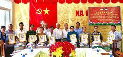 Xã Phú Lâm bàn giao 9 căn nhà Đại đoàn kết