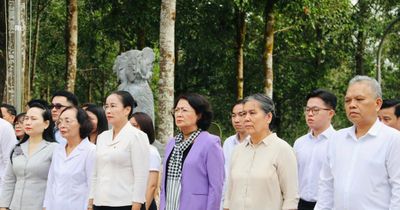Đoàn công tác Hội Bảo vệ quyền trẻ em Việt Nam dâng hương tại Khu di tích An ninh Khu 5