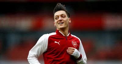 Mesut Ozil và sự khép lại của kỷ nguyên số 10 cổ điển: Di sản của một nghệ sĩ lạc thời