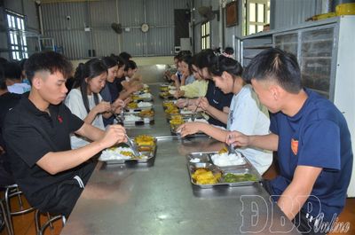 Sĩ tử vùng cao không còn nỗi lo bữa ăn mùa thi