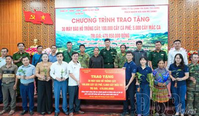 Trao tặng hơn 100 nghìn cây giống cà phê, mắc ca cho hộ nghèo xã Nà Hỳ