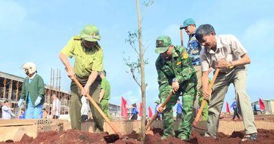 Các đồn biên phòng Ia Nan và Ia O ra quân trồng 600 cây xanh tại trường phổ thông nội trú liên cấp