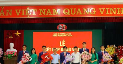 Thêm 5 học sinh Trường THPT Lào Cai được kết nạp Đảng