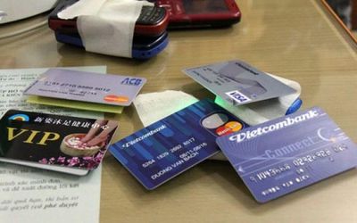 Ba mẹ con cùng đồng phạm bị truy tố trong vụ mua bán, cho thuê hơn 4.000 tài khoản ngân hàng