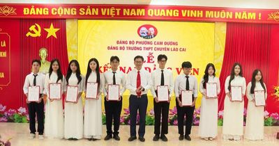 Đảng bộ Trường THPT Chuyên Lào Cai kết nạp 10 đảng viên mới