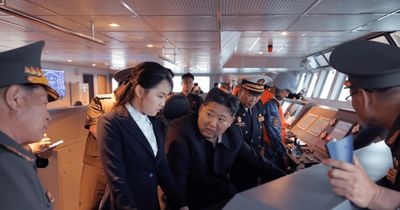 Nhà lãnh đạo Triều Tiên Kim Jong Un thị sát thử nghiệm tàu khu trục Kang Kon