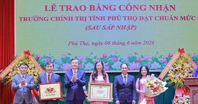 Lễ trao Bằng công nhận Trường Chính trị tỉnh Phú Thọ đạt chuẩn mức 1 sau sáp nhập