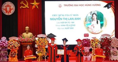 Trao bằng tốt nghiệp và quyết định tuyển dụng việc làm cho sinh viên