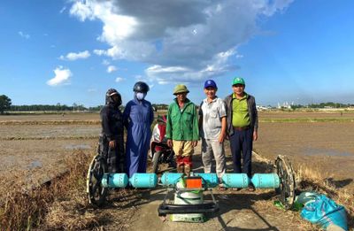 'Nông dân chân đất' cải tiến hiệu quả máy sạ hàng