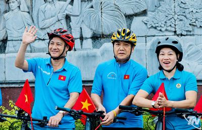 Diễu hành xe đạp chào mừng thành công Đại hội XIV Công đoàn Việt Nam