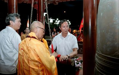 Quảng Trị: Lễ cầu siêu, thả hoa đăng tưởng niệm anh linh các anh hùng liệt sĩ bên bờ sông Thạch Hãn