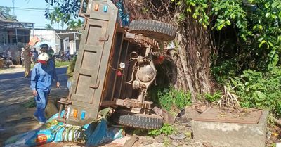 Xe đầu kéo va chạm xe công nông trên đường Hồ Chí Minh, nhiều người thương vong