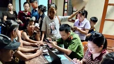'Đi từng ngõ, gõ cửa từng nhà' giúp dân chuyển đổi số