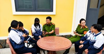 Nhiều học sinh trốn nhà tìm 'việc nhẹ lương cao'