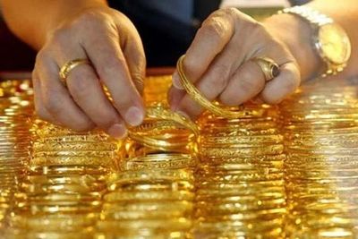 Giá vàng giảm sâu, người 'ôm' vàng nên bán hay giữ?
