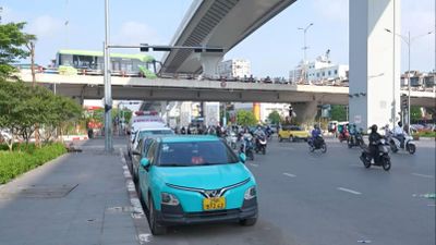 Xe dừng đỗ trái phép tại nút giao Giải Phóng - Đại La