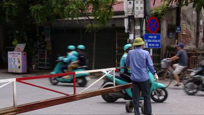 Nhiều người vẫn cố tình vượt đường ngang khi barie hạ chắn