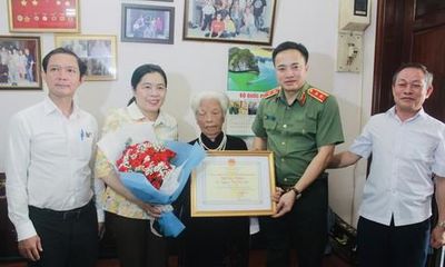Đoàn đại biểu TPHCM đi thăm, chúc thọ người cao tuổi tiêu biểu