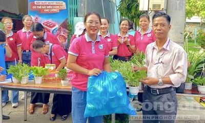 Người dân phường An Nhơn Tây mang rác đổi lấy cây xanh về nhà trồng