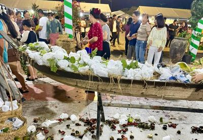 Lễ hội trái cây vừa khai mạc, khách vô tư vặt trụi tiểu cảnh trưng bày