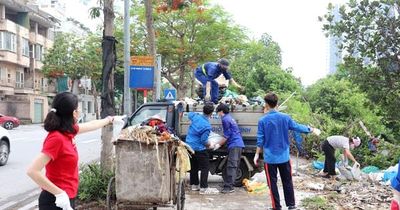 MTTQ phường Kiến Hưng huy động hơn 100 người tổng vệ sinh môi trường tuyến phố Hoàng Đôn Hòa