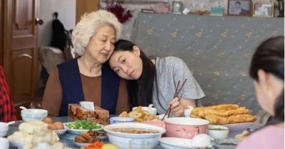 Cha mẹ nghỉ hưu vẫn phải 'nuôi ngược' con cái: Nghịch cảnh gây tranh cãi